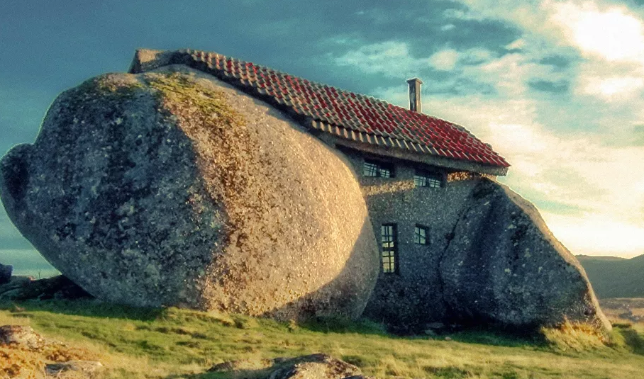 Ngôi nhà đá Casa do Penedo ở Bồ Đào Nha "tọa lạc" trên dãy núi Fafe. Ngôi nhà này được cho là lấy cảm hứng từ phim hoạt hình Flinstones.