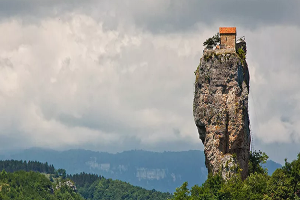 Một nhà thờ nhỏ nằm trên đỉnh cột đá cao chót vót tại làng Katskhi ở vùng Imereti, phía tây Gruzia.