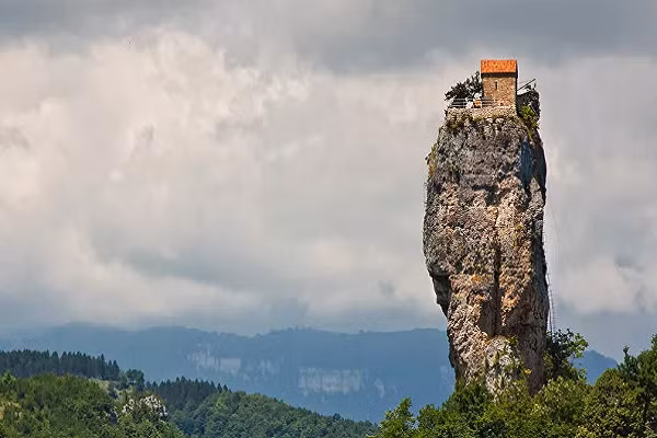 Một nhà thờ nhỏ nằm trên đỉnh cột đá cao chót vót tại làng Katskhi ở vùng Imereti, phía tây Gruzia.