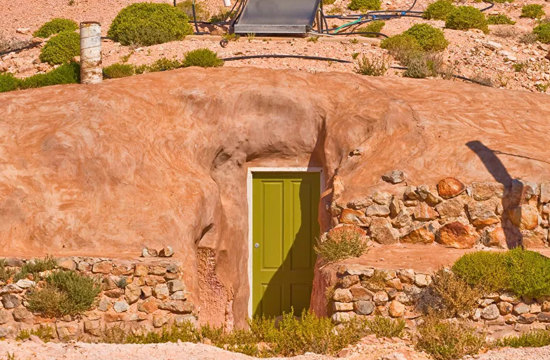 Lối vào một ngôi nhà dưới lòng đất ở Coober Pedy, Australia. Được biết, khoảng 2.000 cư dân Coober Pedy sống trong những ngôi nhà được xây dựng dưới lòng đất như thế này để thoát khỏi cái nóng khủng khiếp của sa mạc vào mùa hè, cái lạnh mùa đông, khói bụi và côn trùng.