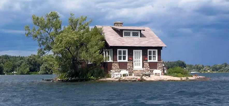 Ngôi nhà "cô đơn" trên đảo giữa biển nước mênh mông.