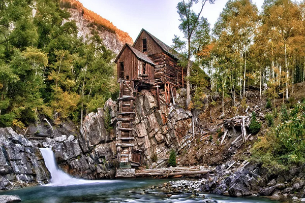Old Mill là một ngôi nhà bằng gỗ phía trên sông Crystal ở Crystal, Colorado, Mỹ. Ngôi nhà đặc biệt này được xây dựng vào năm 1892.