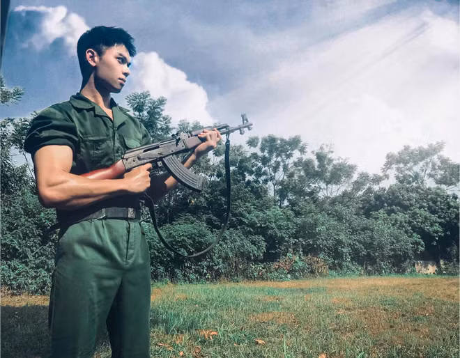 Hoc quan su, sinh vien DH Ha Noi khoe dang cuc pham