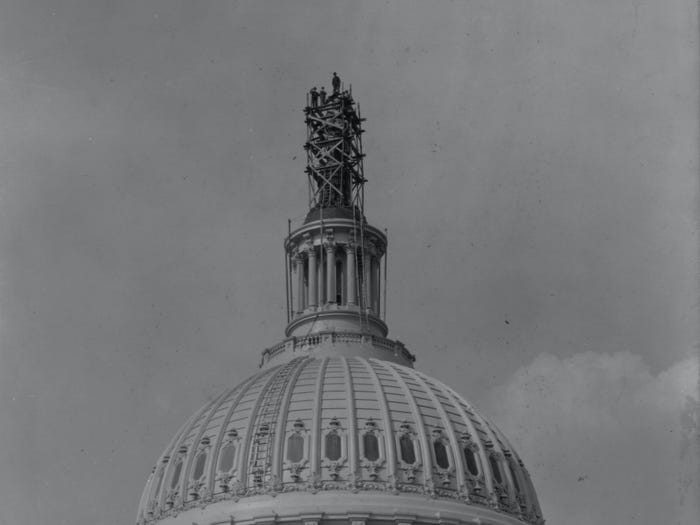 Tượng Tự do được dựng trên đỉnh của mái vòm bằng gang vào năm 1863.