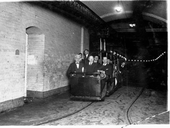 Một hệ thống tàu điện ngầm được lắp đặt bên dưới Điện Capitol vào năm 1909.