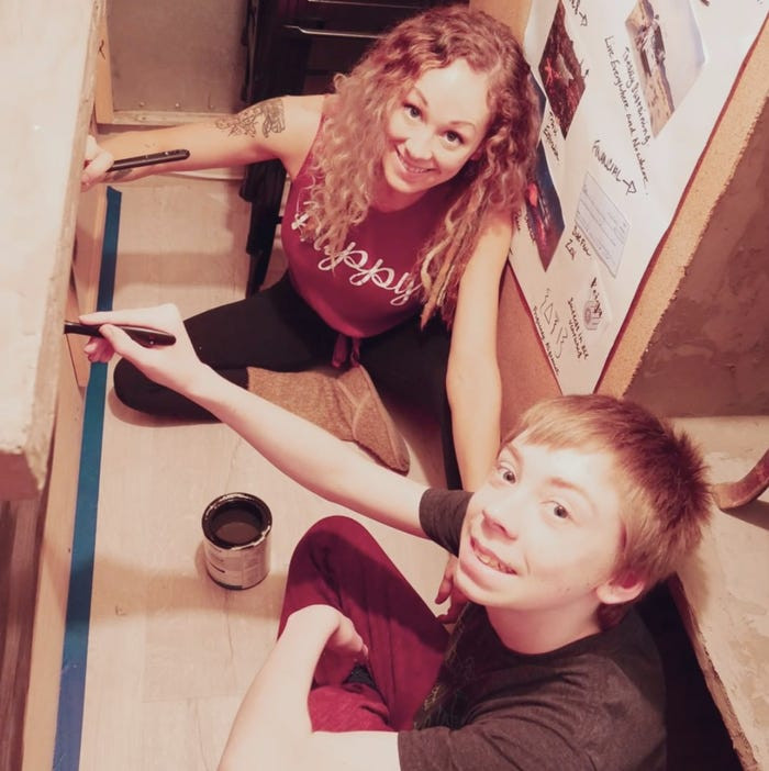 Aidyn và Ellery sơn " ngôi nhà xe buýt" của gia đình.