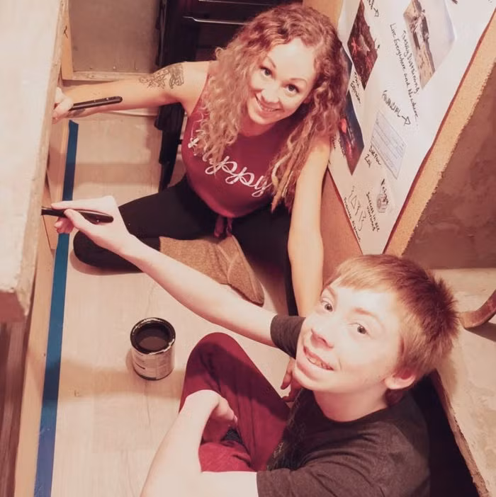 Aidyn và Ellery sơn " ngôi nhà xe buýt" của gia đình.