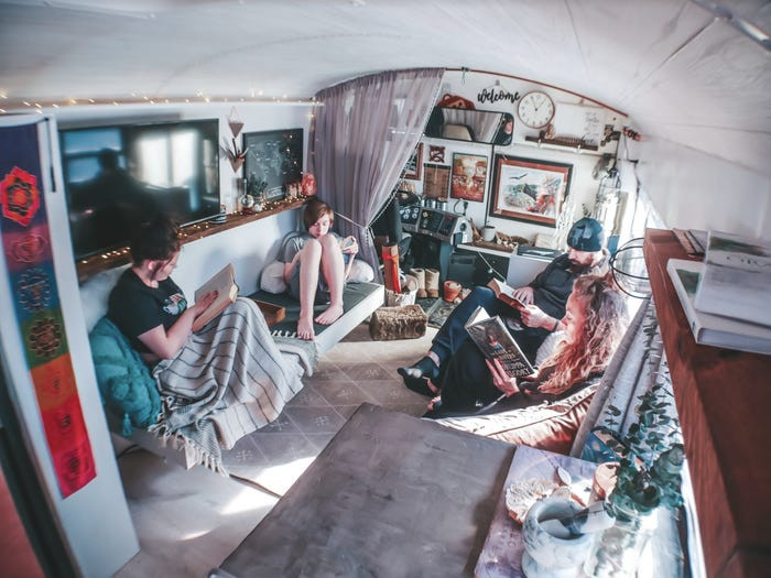 Cả gia đình Tawny bên trong "ngôi nhà xe buýt" rộng khoảng 23 m2. Mời độc giả xem thêm video: Độc đáo những ngôi nhà tái chế ở Khánh Hòa (Nguồn video: VTC14)