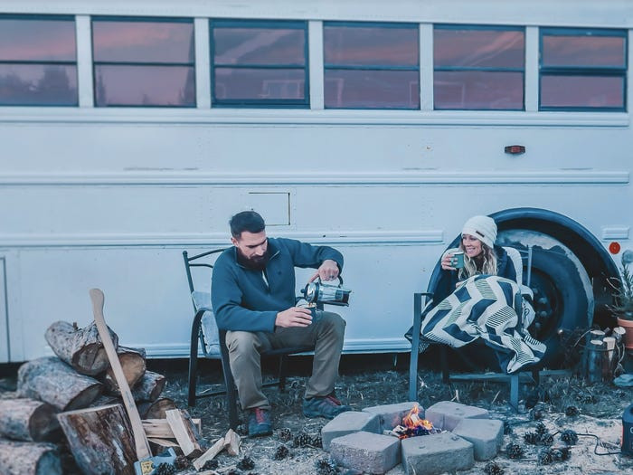 Mike và Tawny đốt lửa sưởi ấm ngoài trời.