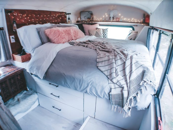 Cuối xe buýt là phòng ngủ chính của Tawny và Mike.