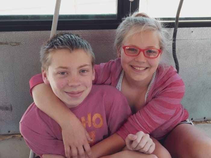 Khi cặp đôi muốn gia đình chuyển vào xe buýt sống, họ đã hỏi ý kiến của hai con, Aidyn và Ellery. Được biết, Aidyn và Ellery là con riêng của Tawny với người cũ.