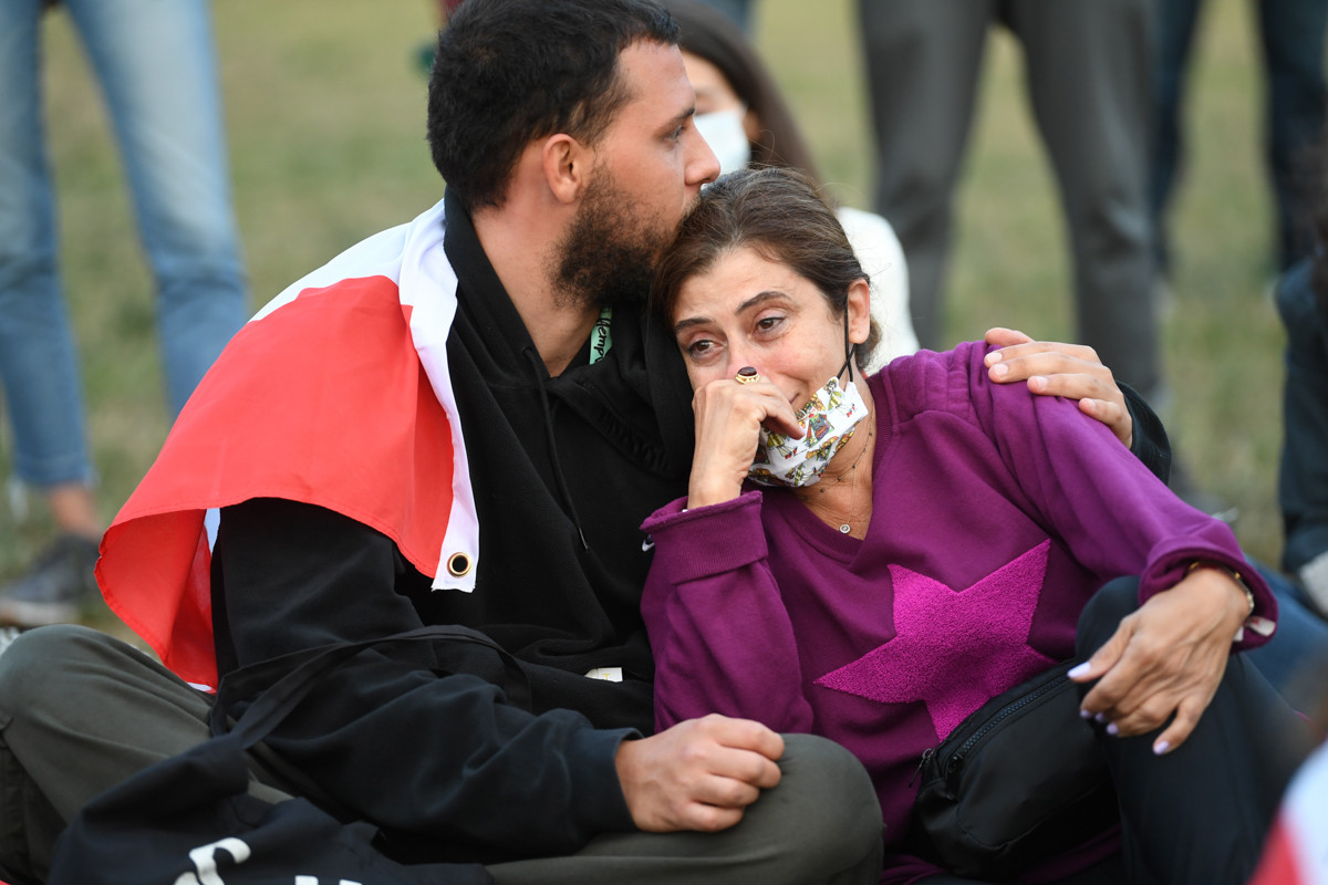 Người phụ nữ xúc động bật khóc trong buổi lễ tưởng niệm ở Kensington Gardens, London, Anh.