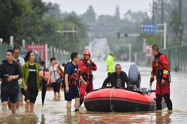 "Tôi chưa bao giờ chứng kiến trận lụt nào lớn như vậy trên sông Thanh Y. Tất cả đồ đạc ở tầng một trong nhà của tôi đều bị ngâm trong nước vào đêm 17/8", Wu Zhongjin, một cư dân ở thị trấn Caoba, Ya'an, nói.