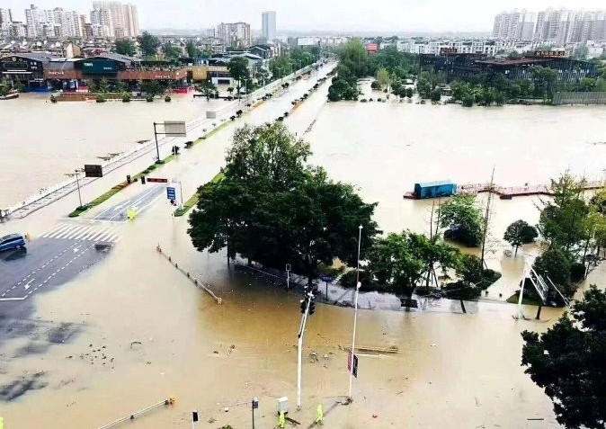 Chính quyền địa phương sau đó phải điều động nhiều trực thăng chở đồ ăn, nước uống và các nhu yếu phẩm tới cho người dân tại khu vực bị ảnh hưởng.