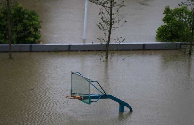 Lũ lụt đã khiến 1.000 người dân sống ở thị trấn Phong Châu, Lạc Sơn, bị mắc kẹt.