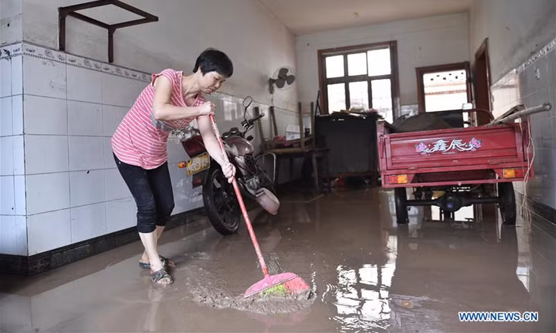 Mưa lũ làm đảo lộn cuộc sống của người dân Tứ Xuyên. Mời độc giả xem thêm video: Trung Quốc trước nguy cơ từ Đập Tam Hiệp (Nguồn video: VTC Now)