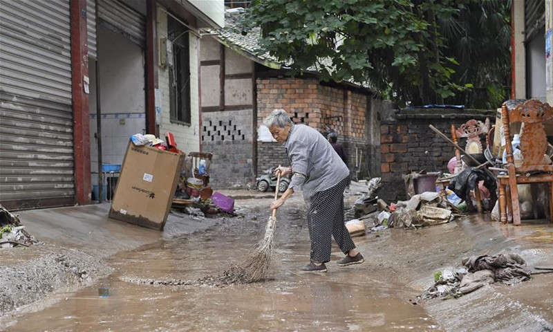 Trong khi đó, hơn một nửa thị trấn Guidezhen bị ngập lụt, người dân đối mặt với tình trạng mất điện và nước. Chính quyền địa phương đã sơ tán hơn 3.000 người. Ảnh: Người dân dọn dẹp ngôi nhà sau mưa lũ ở thị trấn Caoba ngày 18/8.