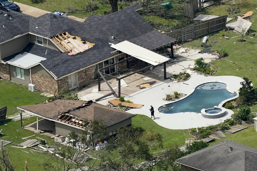 Người dân địa phương kiểm tra thiệt hại sau khi bão đi qua.