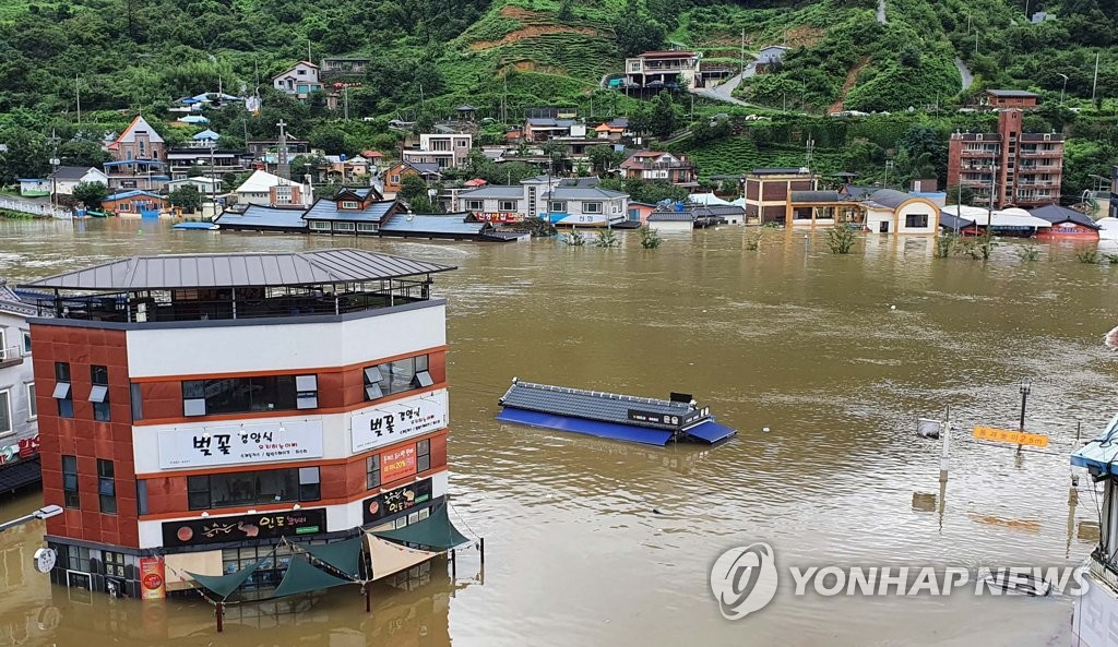 Các nhà chức trách cho biết 7 tuyến đường sắt trên khắp đất nước phải tạm ngừng hoạt động sáng 9/8, trong khi 10 chuyến bay ở Sân bay Gwangju bị hủy bỏ.