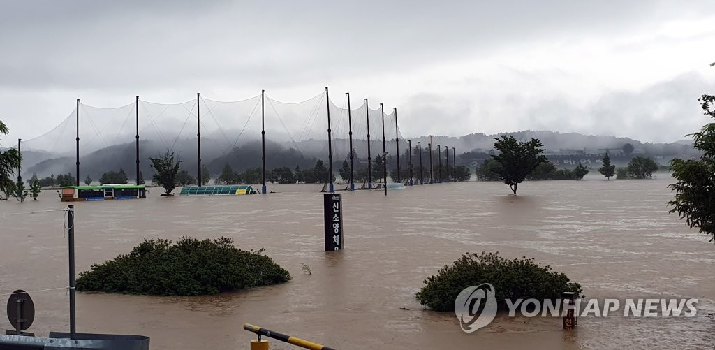 Khoảng 9.300 ha đất nông nghiệp bị tàn phá. Ngoài ra, 9.500 cơ sơ tư nhân và công cộng bị hư hại.