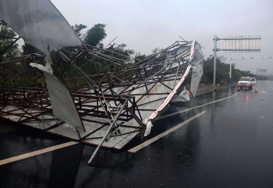 Mekkhala, cơn bão thứ sáu trong năm nay, dự kiến sẽ tiếp tục tấn công các khu vực ven biển phía đông và phía nam của Trung Quốc.