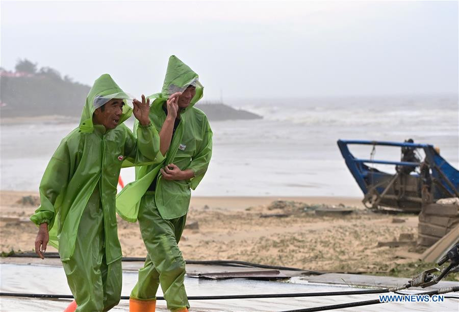Theo Tân Hoa Xã, một số chuyến bay và tàu đã bị hủy ở tỉnh Phúc Kiến.