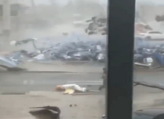 Đoạn video ghi lại cảnh nhà xưởng này bị "thổi bay" khiến người xem không khỏi sốc.