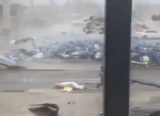 Đoạn video ghi lại cảnh nhà xưởng này bị "thổi bay" khiến người xem không khỏi sốc.