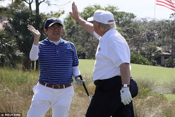 Tổng thống Trump chơi golf cùng Thủ tướng Abe tại khu nghỉ dưỡng Mar-a-Lago, Florida, Mỹ, hồi tháng 2/2017. Ảnh: Reuters.