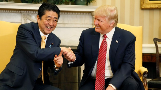 Theo giới quan sát, Thủ tướng Abe vốn là đồng minh thân cận của Tổng thống Trump và trước đây hai nhà lãnh đạo thường xuyên củng cố mối quan hệ cá nhân thông qua niềm đam mê golf. Được biết, trong thời gian làm Thủ tướng Nhật Bản, ông Shinzo Abe từng nhiều lần chơi golf với nhà lãnh đạo Mỹ. Ảnh: Reuters.