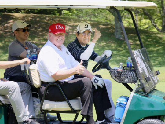 Hồi tháng 5/2019, Thủ tướng Nhật Bản Shinzo Abe và Tổng thống Trump đã có trận đấu golf tại sân golf ở Mobara, tỉnh Chiba, Nhật Bản. Ảnh: Reuters.