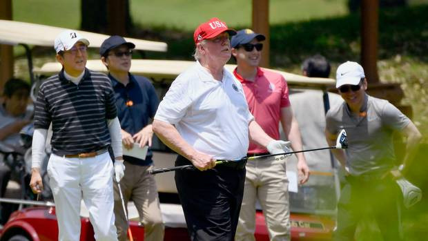 Tổng thống Trump là một người chơi golf giỏi và ông Abe cũng có sở thích chơi golf. Màn "ngoại giao sân golf" của ông Trump và ông Abe luôn thu hút sự quan tâm của giới truyền thông. Ảnh: AP. Mời độc giả xem thêm video: Thủ tướng Nhật Bản Shinzo Abe từ chức (Nguồn video: VTC Now)