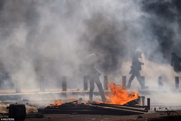 Đụng độ dữ dội giữa cảnh sát và người biểu tình ở Li Băng - Hình 3 Dung do du doi giua canh sat va nguoi bieu tinh o Li Bang-Hinh-3