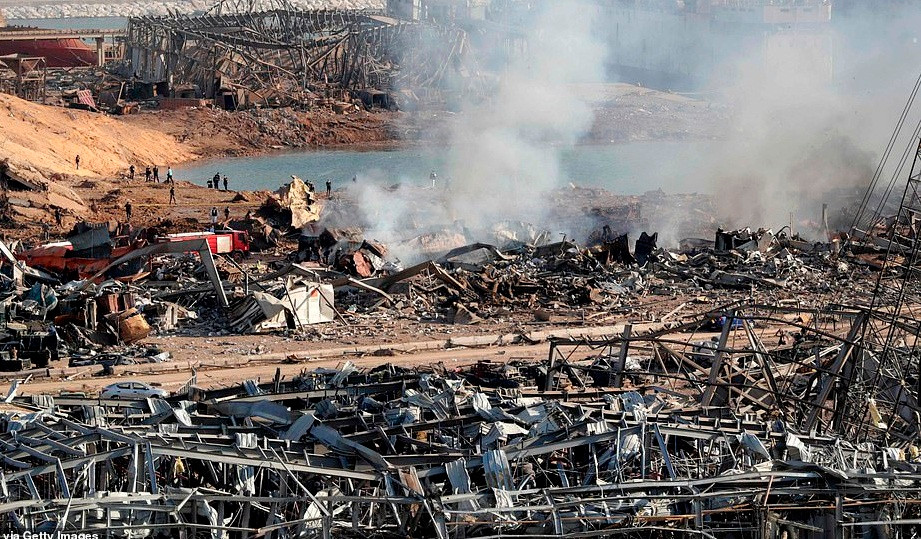 Cảnh sát và nhân viên pháp y làm việc tại hiện trường vụ nổ. Lực lượng cứu hộ tiếp tục tìm kiếm các nạn nhân.