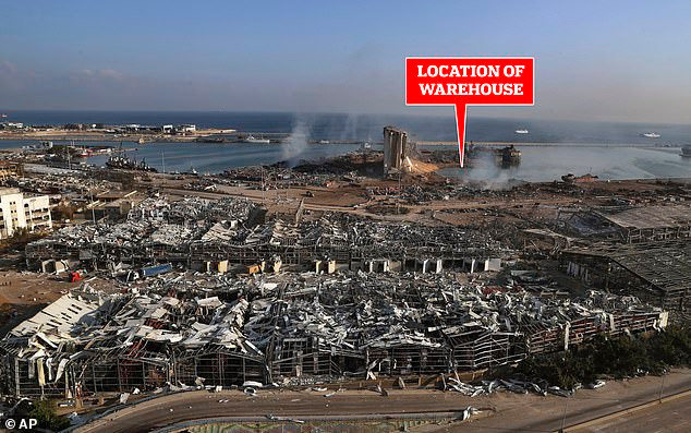 Khu vực cảng ở Beirut vẫn cháy âm ỉ sáng 5/8.