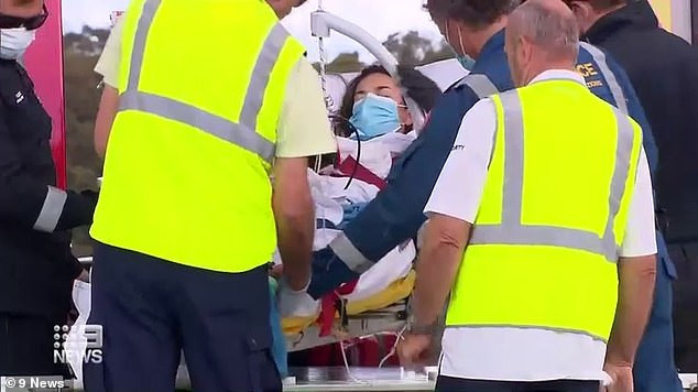 "Người chồng đã nhảy lên lưng con vật và chiến đấu với cá mập cho đến khi nó nhả chân của vợ anh ra", nguồn tin cho hay.