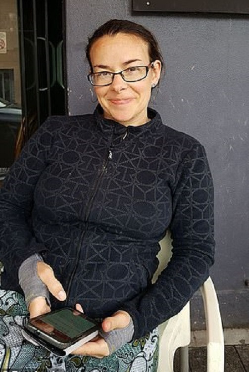 Pearce cũng kêu gọi những người bơi lội và lướt sóng tránh cá mập khi mùa hè đến gần. Những vụ cá mập tấn công người vào ban ngày trong thời gian gần đây khiến ông lo ngại. Trong ảnh là Chantelle Doyle. Mời độc giả xem thêm video: Australia: Áo bơi tránh nguy cơ bị cá mập tấn công (Nguồn video: VTC14)