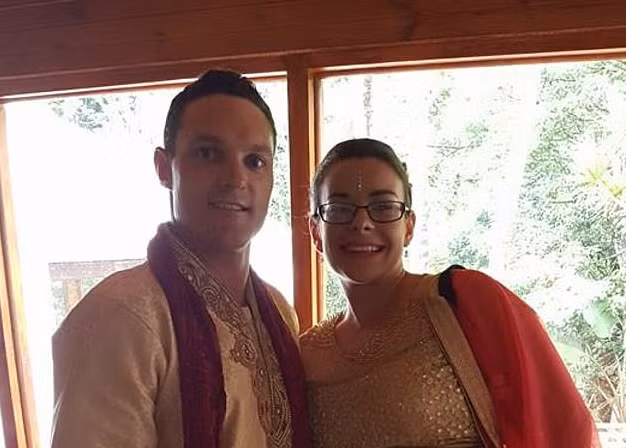 Pearce, một người lướt sóng, mô tả hành động của Rapley để cứu vợ là "vô cùng dũng cảm".