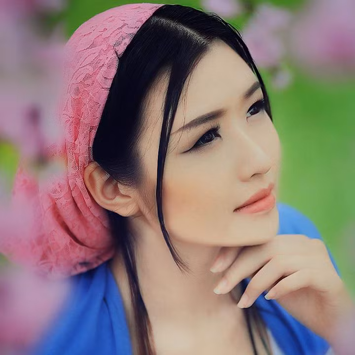 Chính cách lựa chọn trang phục đã tạo nên vẻ độc đáo, khác lạ cho bộ ảnh này. Điều đặc biệt hơn, trong tạo hình giống nhân vật Võ Tắc Thiên trong phim Võ Mị Nương truyền kỳ, khuôn mặt của Phương Chi được nhiều bạn bè nhận xét là rất giống hoa hậu Mai Phương Thúy.