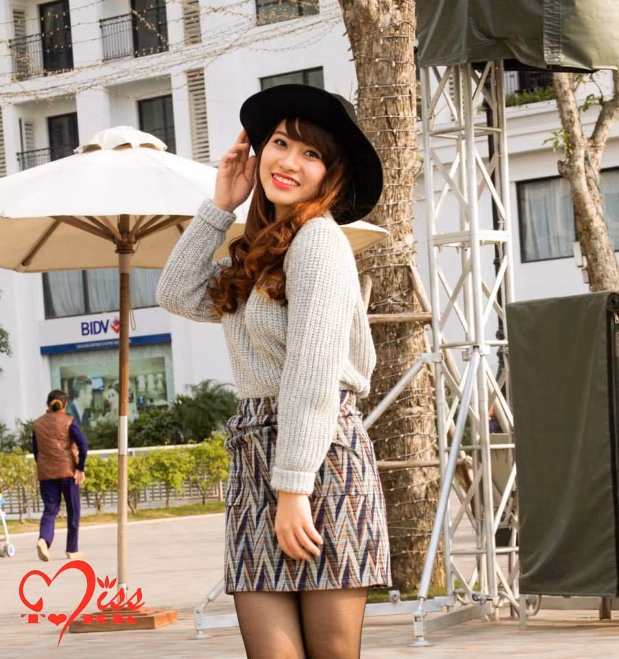 Vòng 2 từ ngày 20/01/2015 đến ngày 2/2/2015, các bạn thí sinh sẽ chụp ảnh và gửi về BTC, điểm số được tính dựa trên số lượt thích của các thành viên trong cộng đồng và lượt bình chọn từ ban tổ chức. Ảnh: Thí sinh An Thị Thanh Nga, sinh năm 1995, sinh viên lớp UPMF12.