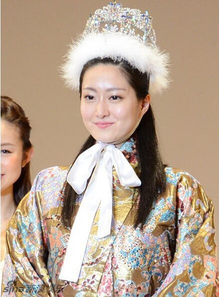 Ngay khi Chisato Haga đăng quang làm tân Hoa hậu, trên mạng, báo chí Nhật Bản đã rộ lên những lời chê bai, nhận xét thiếu tích cực về cô. Nhiều người khẳng định, riêng về nhan sắc Chisato Haga hoàn toàn không xứng đáng giành vương miện.