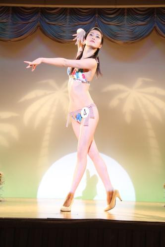 Vẻ đẹp hình thể của Chisato Haga cũng gây nên nhiều tranh cãi. Tân Hoa hậu 9X Nhật Bản có làn da trắng hồng, bắt mắt, số đo 3 vòng khá chuẩn nhưng chiều cao của cô lại không ấn tượng, chưa kể vùng vai, cánh tay lại khá thô.