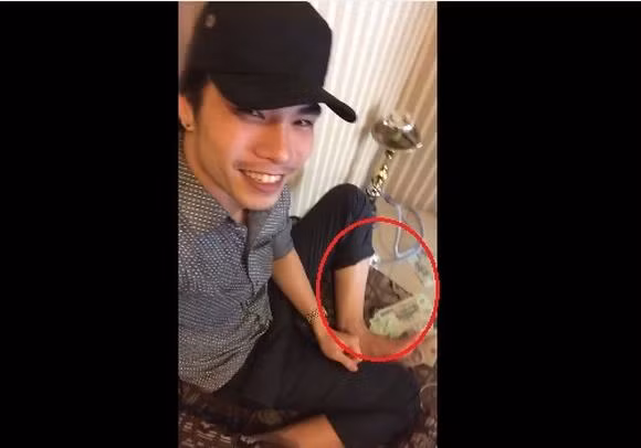 Với một số bạn trẻ, Kenny Sang đang là một nhân vật vừa gây khó chịu, vừa gây cười với những hành động chẳng giống ai.