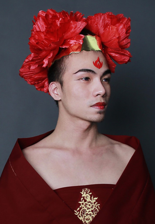 Tuy nhiên, khác với những bộ ảnh cosplay chuyên nghiệp, màn hóa thân của Kenny Sang thành nhân vật Võ Tắc Thiên trong Võ Mị Nương truyền kỳ lại bị vô số người chê bai, chỉ trích vì mức độ ăn theo quá lộ.