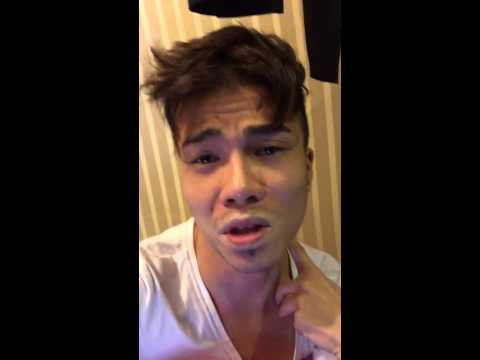 Ngoài những kiểu ăn mặc, trang điểm quái gở, Kenny Sang còn từng gây khó chịu với kiểu nói chuyện "điệu chảy nước" và những cử chỉ ẻo lả.