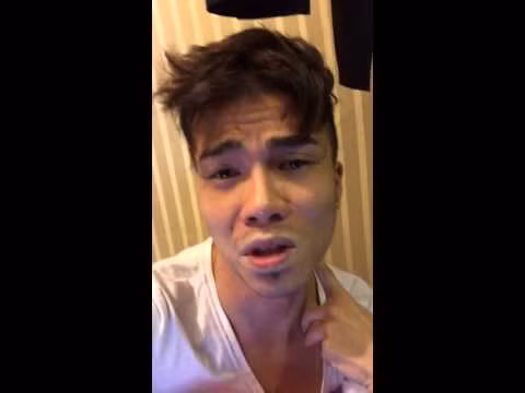 Ngoài những kiểu ăn mặc, trang điểm quái gở, Kenny Sang còn từng gây khó chịu với kiểu nói chuyện "điệu chảy nước" và những cử chỉ ẻo lả.