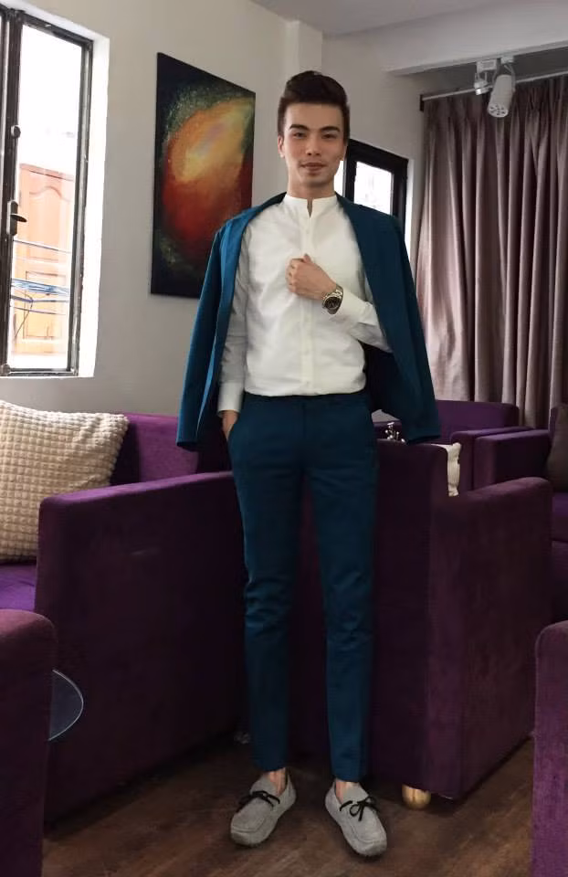 "Thời trang Kenny Sang" là cách mà giới trẻ Việt gọi kiểu mặc áo sơ mi bên trong, bên ngoài mặc áo vest không xỏ tay. Từ khi mới "oanh tạc" cộng đồng mạng Việt, hot boy tự phong Kenny Sang đã thường xuyên diện thời trang kiểu này.