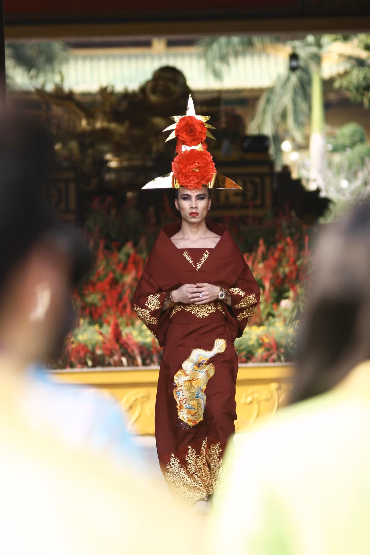 Tự nhận mình là "công chúa", "bổn cung"... gần đây Kenny Sang thường xuyên khoe những bức ảnh mặc đồ cổ trang, ăn theo trào lưu Võ Tắc Thiên đang được giới trẻ Việt ưa chuộng.