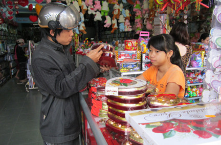 Đỗ Hữu Đông, chàng thanh niên 22 tuổi ở thị tứ Bô Thời, huyện Khoái Châu, Hưng Yên, nói: "Ở đâu mà chả giống nhau. Thanh niên yêu nhau thì quan trọng nhất là phải có không gian riêng. Ngày Valentine ở đây cũng chẳng khác thành phố là mấy, cũng tặng hoa, tặng nhau thanh chocolate... chỉ có điều là đơn giản, nhanh gọn thôi chứ không lãng mạn được".