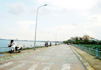 Sẽ rất khó để tìm ra những nơi vừa sạch đẹp, vừa lãng mạn như đường Nhật Bản, Hàn Quốc ở Hà Nội để làm nơi hẹn hò cho giới trẻ ở nông thôn.